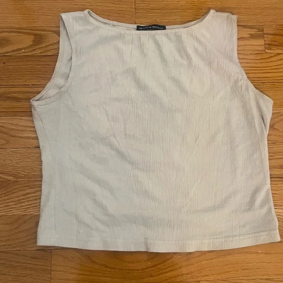 Brandy Melville cream textured high neck sleeveless tank top - Picture 2 of 7